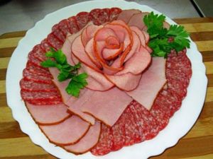 Очень оригинальный вариант – сделать из мясных изделий цветы, которые станут отличным украшением закуски. Для этого нужно просто скрутить кусочки мяса или колбасы, придавая форму цветка. Очень оригинальный вариант – сделать из мясных изделий цветы, которые станут отличным украшением закуски. Для этого нужно просто скрутить кусочки мяса или колбасы, придавая форму цветка.