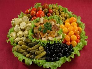 Обычные соленья, как помидоры, огурцы и квашеная капуста могут смотреться не обыденно, а празднично, стоит только уделить подаче капельку внимания. Для этого выкладываем на блюдо нарезанные брусочками, кубиками или кружочками соленые огурцы или вообще целые корнишоны. Обычные соленья, как помидоры, огурцы и квашеная капуста могут смотреться не обыденно, а празднично, стоит только уделить подаче капельку внимания. Для этого выкладываем на блюдо нарезанные брусочками, кубиками или кружочками соленые огурцы или вообще целые корнишоны.