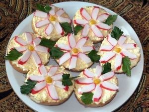 Такую цветочную поляну можно приготовить, используя всем знакомый салат из сыра, яйца, чеснока и майонеза. Просто намазываем булочки этой смесью, а лепестки делаем из тонко порезанных крабовых палочек и украшаем зеленью. Такую цветочную поляну можно приготовить, используя всем знакомый салат из сыра, яйца, чеснока и майонеза. Просто намазываем булочки этой смесью, а лепестки делаем из тонко порезанных крабовых палочек и украшаем зеленью.