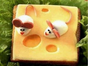 А как вам такие мышата, прибежавшие попробовать кусочек сыра? Для приготовления мышек яйцо разрезаем пополам, в качестве ушей используем кружочки тонкой сосиски, глазки - перец горошком. А как вам такие мышата, прибежавшие попробовать кусочек сыра? Для приготовления мышек яйцо разрезаем пополам, в качестве ушей используем кружочки тонкой сосиски, глазки - перец горошком.