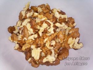Шоколадный бисквит с орехами