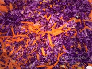 Салат из синей капусты с кукурузой
