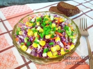 Салат из синей капусты с кукурузой