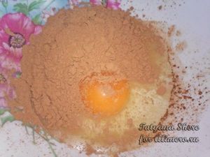 Кекс в чашке в микроволновке