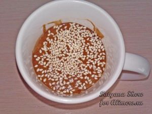 Кекс в чашке в микроволновке