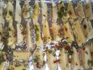 Запеченный картофель дольками