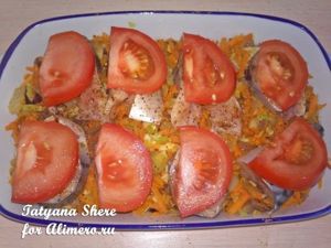 Запеченная скумбрия под помидорами