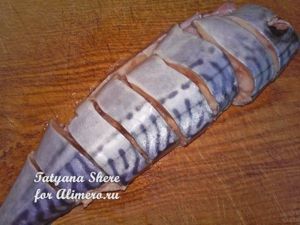 Запеченная скумбрия под помидорами
