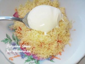 Салат с сыром и чесноком