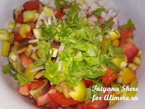 Салат из помидоров с кукурузой