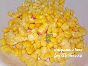Салат из помидоров с кукурузой