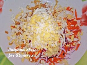 Салат из моркови с яблоком и сыром