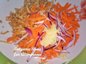 Салат из моркови с яблоком и сыром