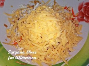 Салат из моркови с яблоком и сыром