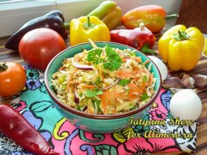 Салат из моркови с яблоком и сыром