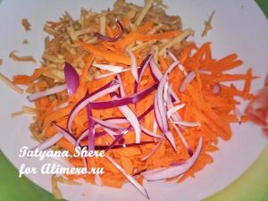 Салат из моркови с яблоком и сыром