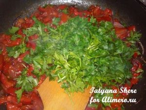 Паста с луком и помидорами