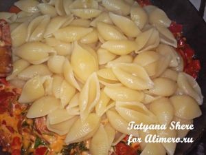 Паста с луком и помидорами