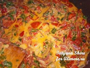 Паста с луком и помидорами