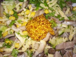 Салат с вешенками и кукурузой