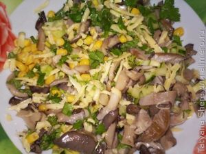 Салат с вешенками и кукурузой