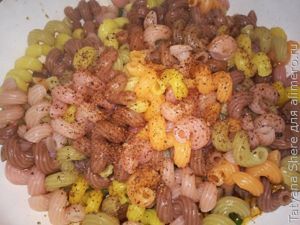 Цветные макароны с чесноком