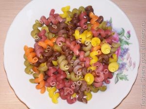 Цветные макароны с чесноком
