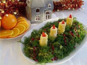 Салат со свечами украшен укропом и зернами граната. Свечки сделаны из твердого сыра (можно сделать из вареного картофеля), язычки пламени из болгарского перца. Салат со свечами украшен укропом и зернами граната. Свечки сделаны из твердого сыра (можно сделать из вареного картофеля), язычки пламени из болгарского перца.