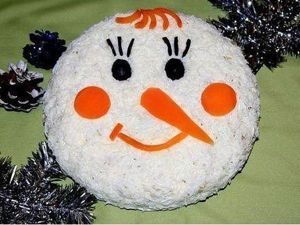 Веселый салат в форме головы снеговика. Верхний слой из яичного белка, щеки, нос, рот и челка из моркови, глаза из маслин. Веселый салат в форме головы снеговика. Верхний слой из яичного белка, щеки, нос, рот и челка из моркови, глаза из маслин.