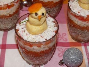 Салат «София» новогодний. Рецепт: Мария Ф. Ингредиенты: картофель, сайра, морковь, яйца, помидор, соль. Заправка: майонез. Украшение: сыр чеснок, мандариновая кожура, горошинки перца. Салат «София» новогодний. Рецепт: Мария Ф. Ингредиенты: картофель, сайра, морковь, яйца, помидор, соль. Заправка: майонез. Украшение: сыр чеснок, мандариновая кожура, горошинки перца.