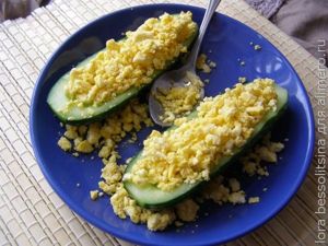 закуска с икрой и семгой, начиним желтком и брынзой огурцы закуска с икрой и семгой, начиним желтком и брынзой огурцы