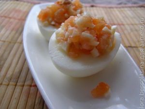 закуска с икрой и семгой, белки фаршированы рыбой и моцареллой закуска с икрой и семгой, белки фаршированы рыбой и моцареллой