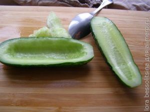 закуска с икрой и семгой, из огурцов вынута мякоть закуска с икрой и семгой, из огурцов вынута мякоть