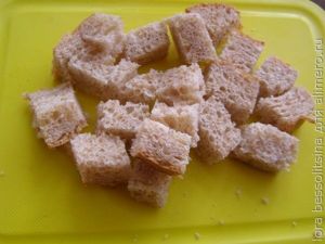 салат с шпротами, кусочки хлеба салат с шпротами, кусочки хлеба