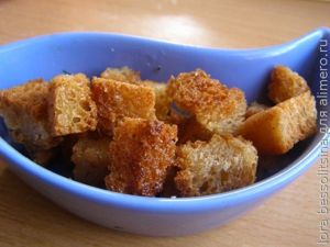 салат с шпротами, сухарики салат с шпротами, сухарики