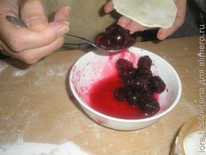 вареники с вишней, вишню кладем вареники с вишней, вишню кладем