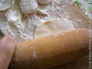 вареники с вишней, кружочки раскатываем вареники с вишней, кружочки раскатываем