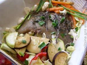 камбала с овощами, овощи на рыбе камбала с овощами, овощи на рыбе