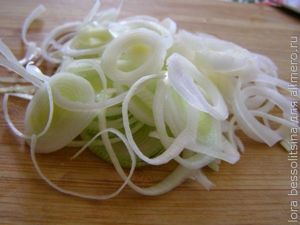 камбала с овощами, лук порей камбала с овощами, лук порей