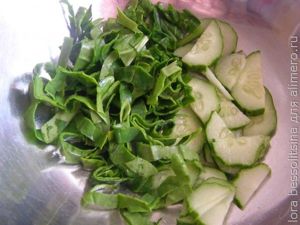 зеленый перекус, огурец в миске зеленый перекус, огурец в миске