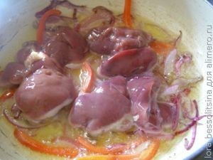 куриная печень, овощи и печень куриная печень, овощи и печень