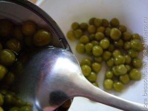 салат с колбасой, зеленый горошек салат с колбасой, зеленый горошек