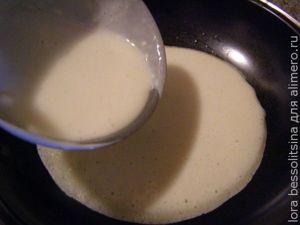 блины с творогом, тесто льем блины с творогом, тесто льем