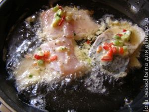 пиленгас в кляре с овощами, рыба жарится пиленгас в кляре с овощами, рыба жарится