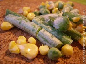 кальмары, морковь, кукураза и стручковая фасоль кальмары, морковь, кукураза и стручковая фасоль