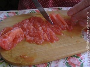 кабачки под соусом, помидор режем кабачки под соусом, помидор режем