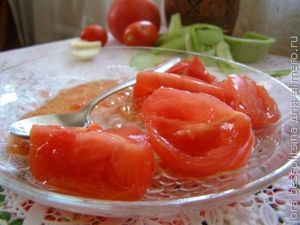 кабачки под соусом, помидор