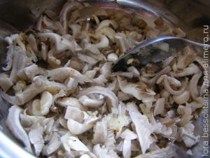 каша из красного риса, жарим грибы и лук каша из красного риса, жарим грибы и лук