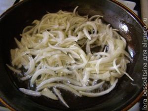 тушеные грибы, жарим лук тушеные грибы, жарим лук