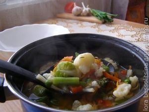 суп сельдерейный, в кастрюле суп сельдерейный, в кастрюле